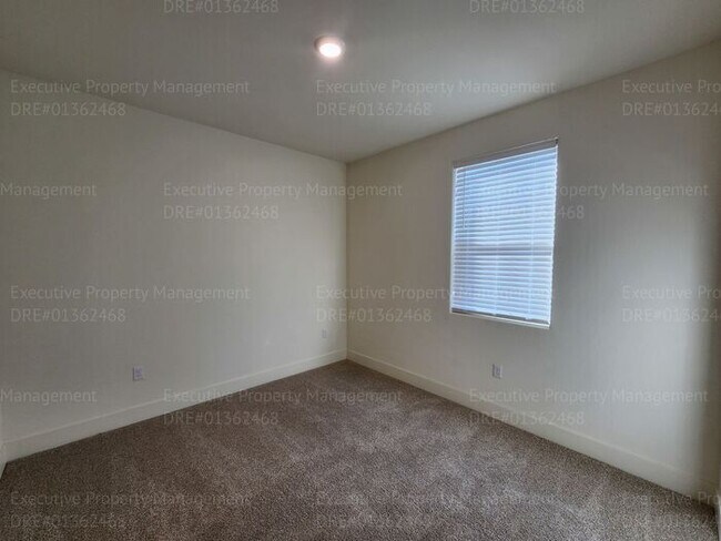 Building Photo - 4 bedroom/ 3 bathroom split-wing home. *Mo...