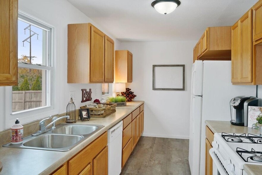 Building Photo - 5060 Hughes Ave NE