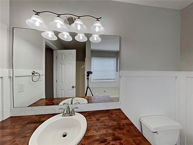 Building Photo - 383 Robin Hood Dr