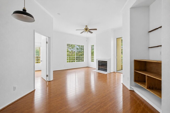 Building Photo - Highland Park 2 Bed / 2 Bath Condo with Resort-Style Amenities