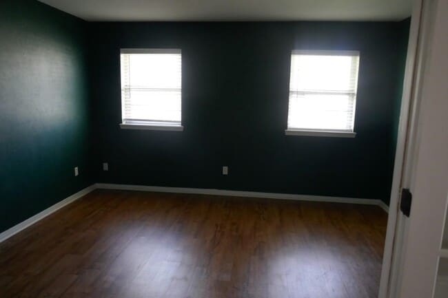 Building Photo - 2315 NE Village Dr