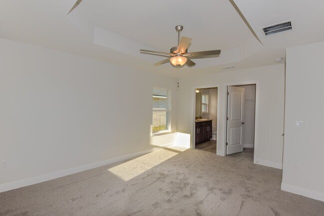 Building Photo - 4 Bedroom/2 Bath