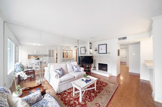 Building Photo - 8944 Chatsworth Dr