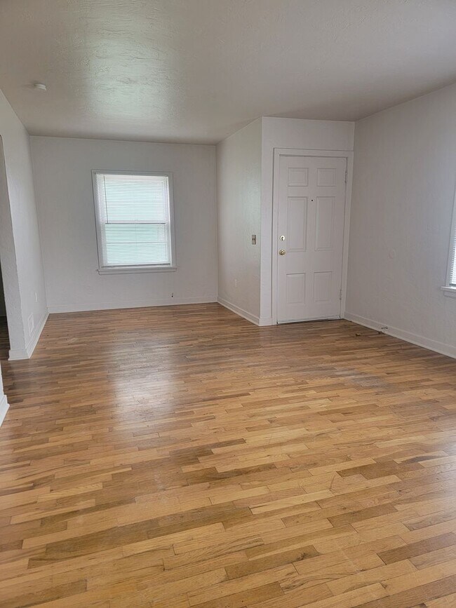 Building Photo - **APPROVED APPLICATIONS**  2 bed 1 bath single family home
