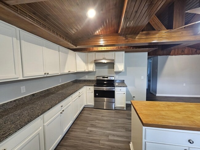 Building Photo - 1305 St Lawrence River Rd