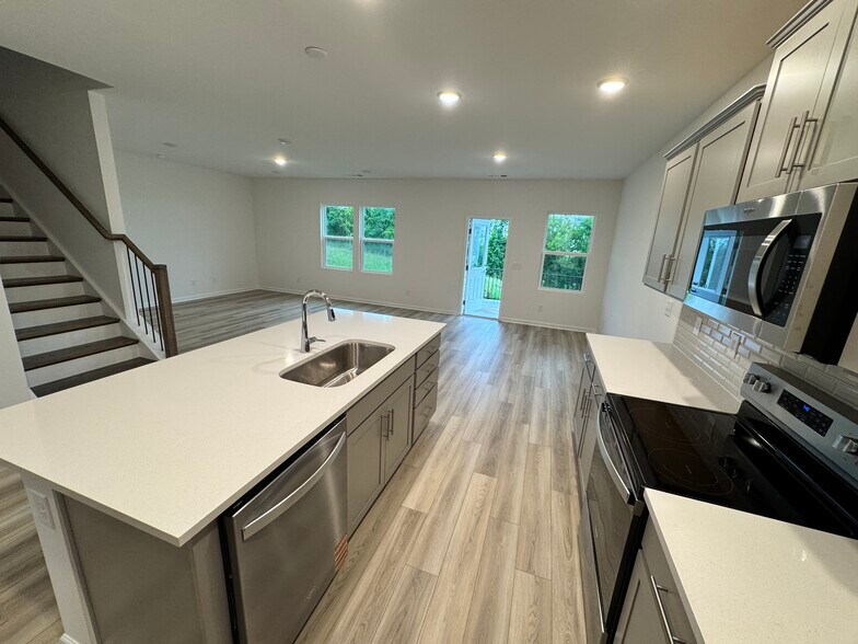 Building Photo - 484 Jet Stream Dr