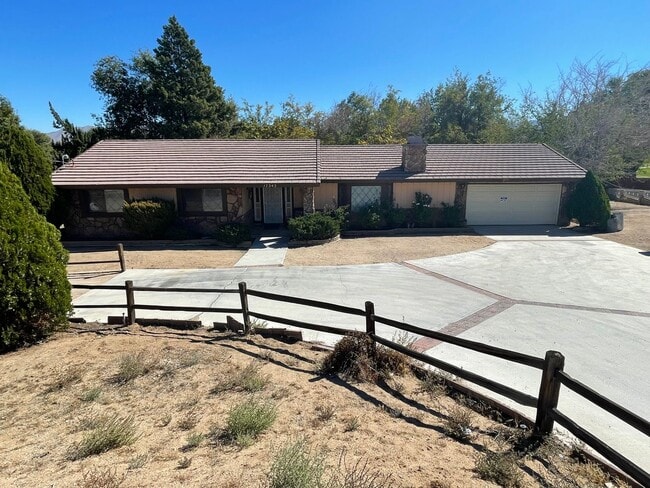 Building Photo - Golf Course- On The Mesa 3 Bedrooms, 2 Bathrooms, New Paint,