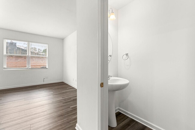 Building Photo - 1520 Vernon Blvd