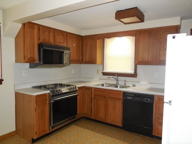 Building Photo - Two Bedroom House with Drive Under Garage!