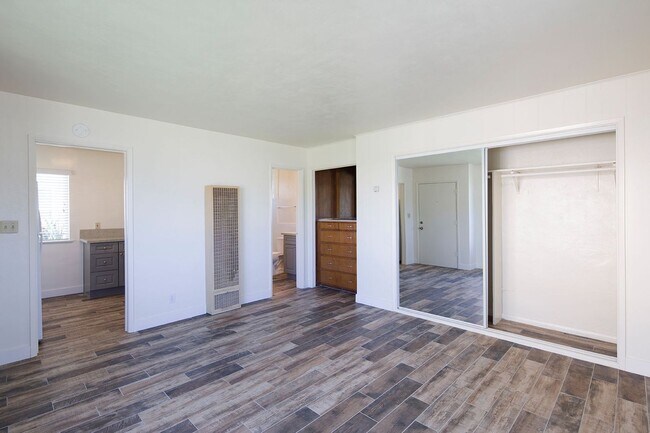 Building Photo - OPEN HOUSE: 12/13 1-2PM ~ Studio in La Jolla ~ 1 MILE from Beach!