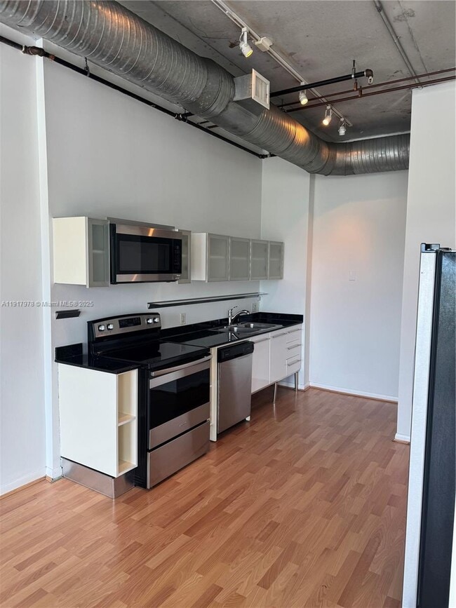 Building Photo - 10 SW South River Dr