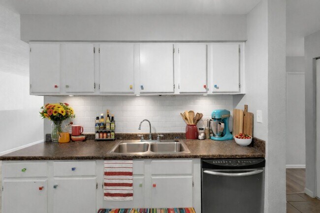 Building Photo - 2BR SFR • Stainless Appliances • Resort Amenities in Denver