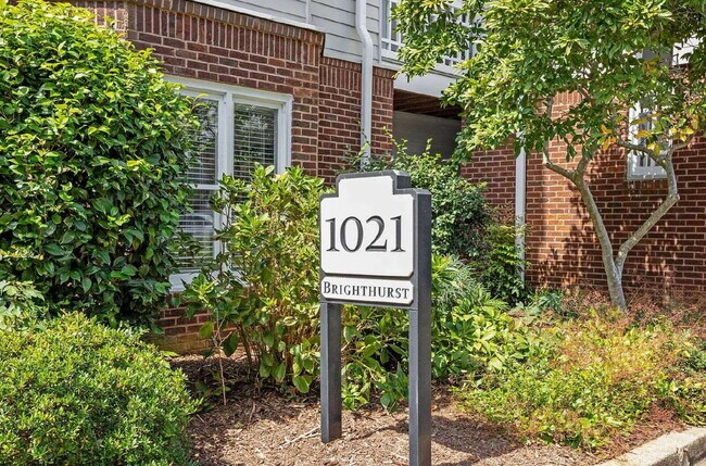 Building Photo - Chic & Cozy Condo in the heart of Raleigh!
