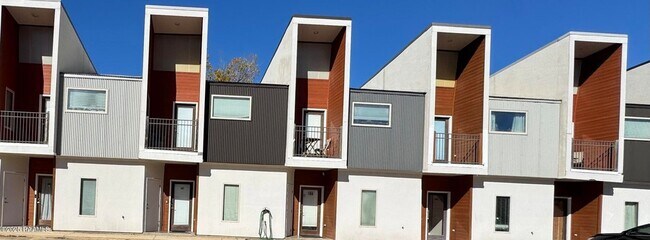 Building Photo - 113 Bayou St