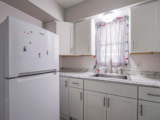 Building Photo - 677 Royal Palm Blvd