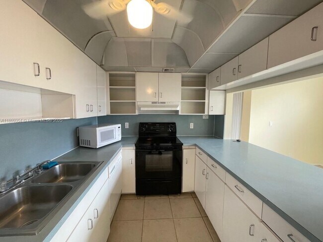 Building Photo - 9431 Live Oak Pl
