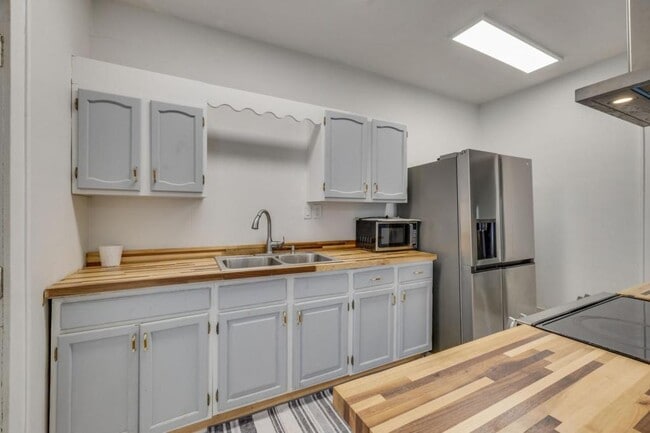 Building Photo - 818 5th St