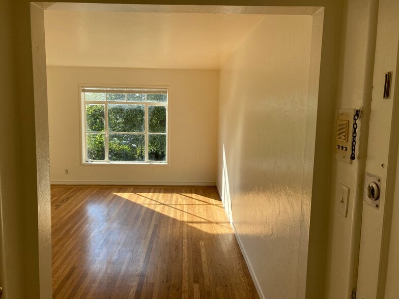 Building Photo - Sunny View Terrace