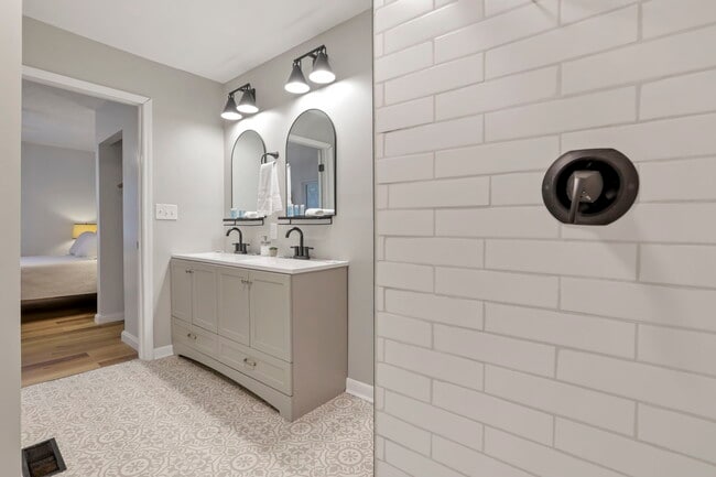 Building Photo - 1275 E Weber Rd