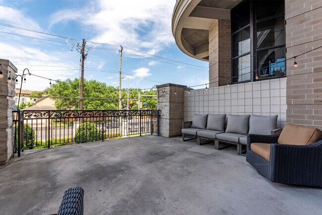 Building Photo - 1005 S Shepherd Dr