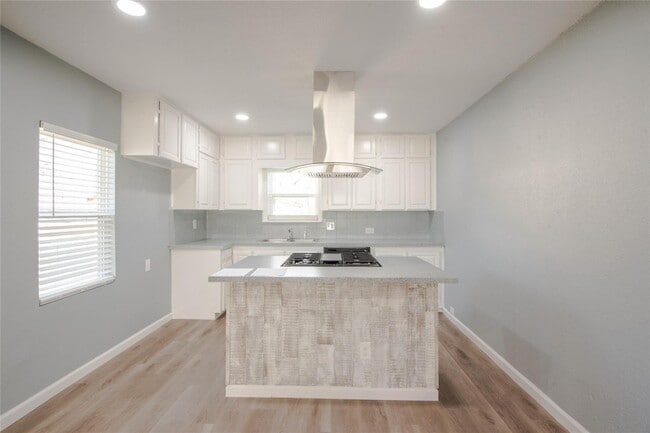 Building Photo - 540 Hensley Dr