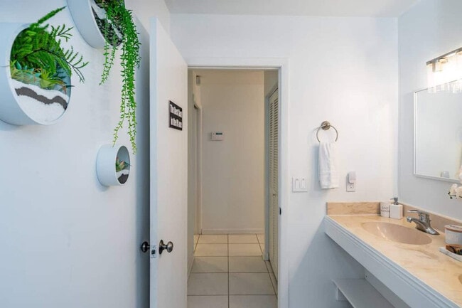 Building Photo - 830 SW 14th Ct