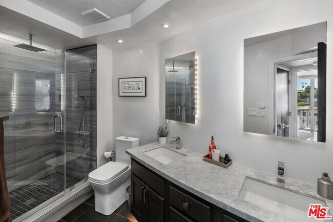 Building Photo - 2260 N Cahuenga Blvd