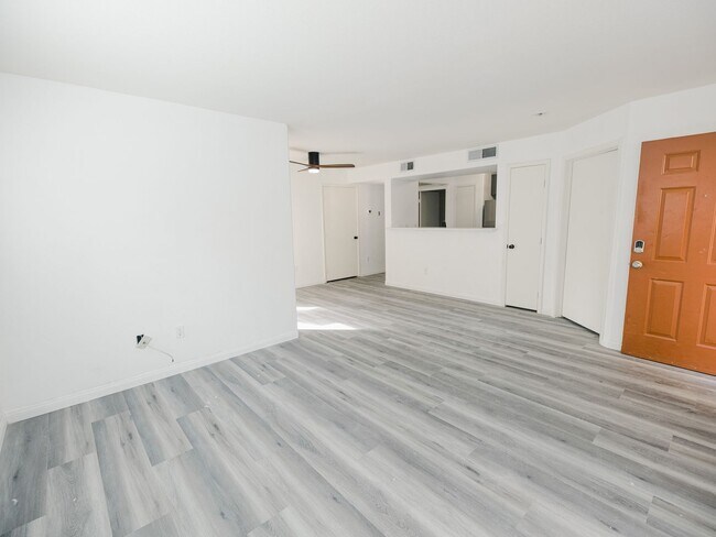 Building Photo - 2 Bedroom, 2 Full Bath Newly Renovated Con...