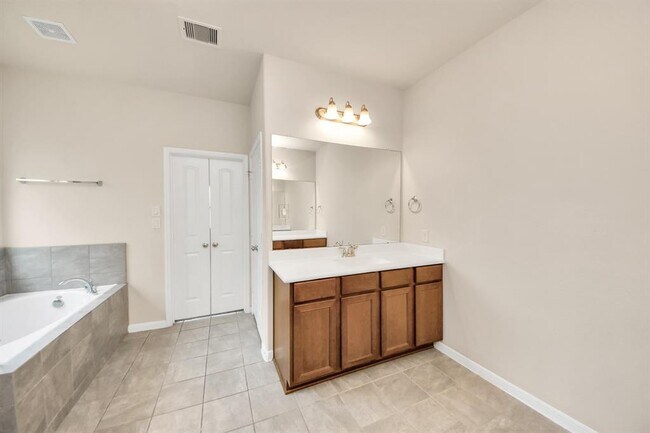 Building Photo - 2714 Birchwood Meadow Ct