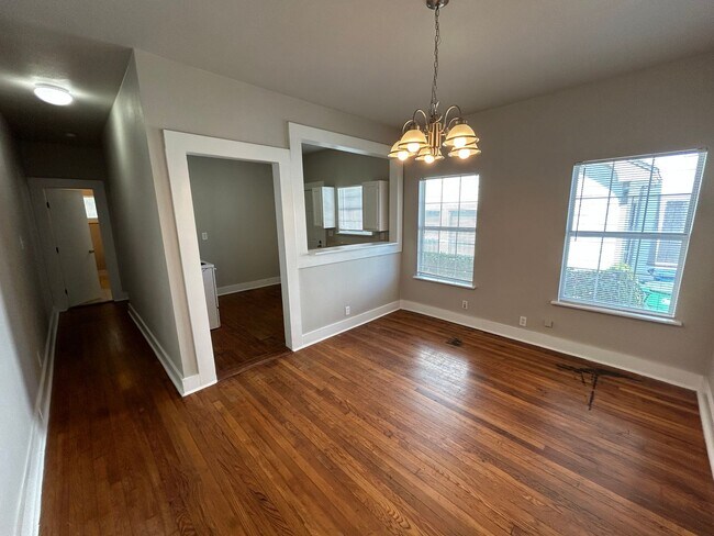 Building Photo - MOVE IN SPECIAL! One Bedroom One Bathroom ...