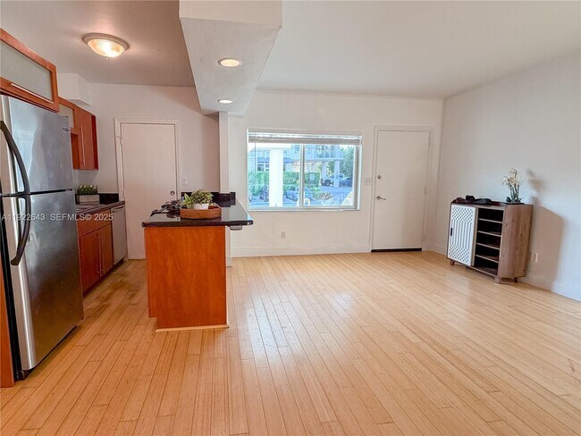 Building Photo - 10101 W Bay Harbor Dr