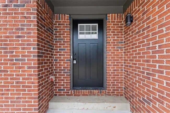 Building Photo - 1111 Pin Oak Dr