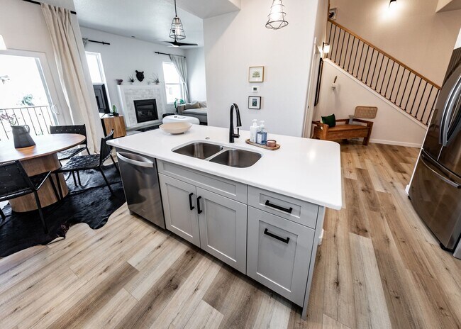 Building Photo - Beautiful Townhome Next to Nature on Westside