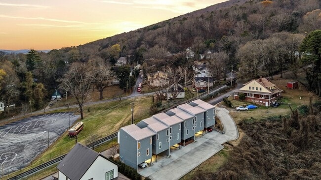 Building Photo - 207 Old Mountain Rd