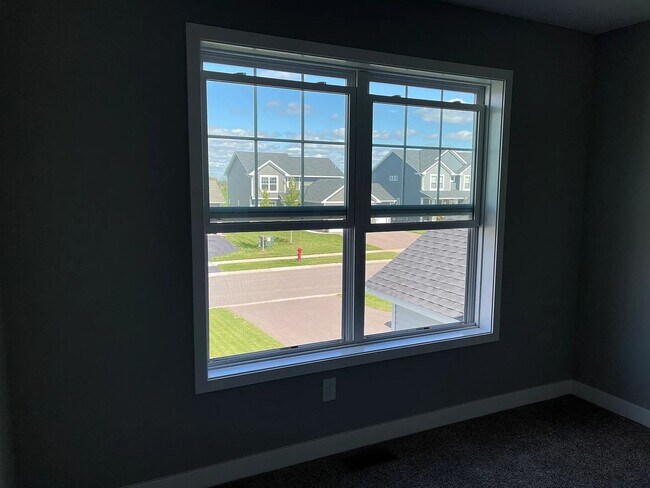Building Photo - 4 bed house available in otsego!