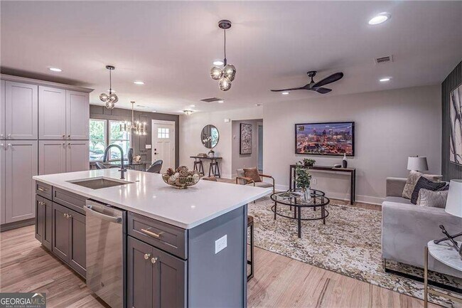 Building Photo - 605 Blake Ave SE