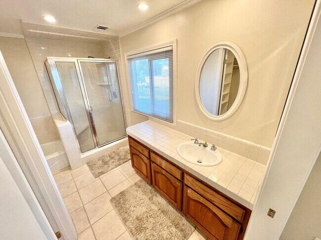 Building Photo - Peninsula Living just steps to the Beach