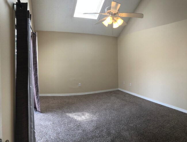 Building Photo - 1324 Sharlo Ave