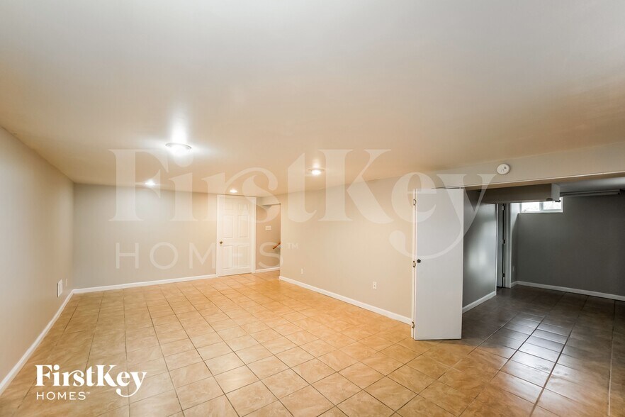 Building Photo - 5909 Nash Ln