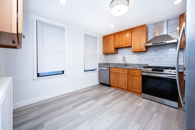 Building Photo - Coolidge Corner Area, In-Unit Washer and dryer, Eat-in Kitchen, Central Heat/AC, Parking is Avail...
