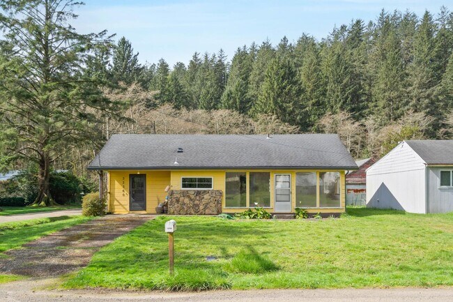 Building Photo - Quaint, inviting 4-bdrm/2-bath home in Cloverdale. Serene living, huge yard, covered patio