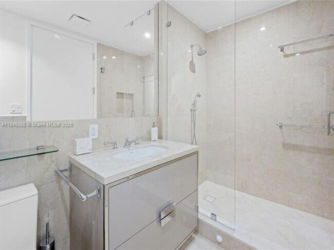 Building Photo - 15701 Collins Ave