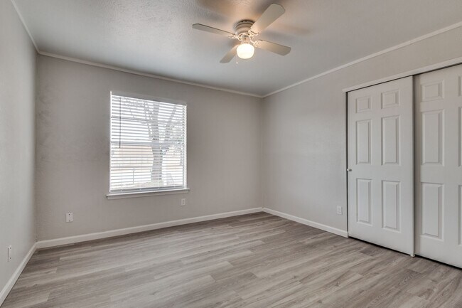 Building Photo - Beautifully Updated, Modern Finishes!