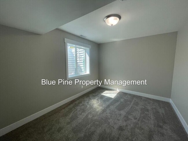 Building Photo - 1924 Harrington Cir