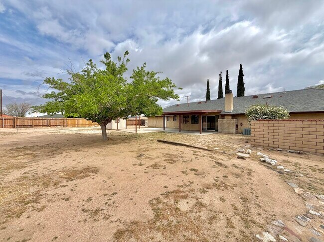 Building Photo - 7742 Oxford Ave