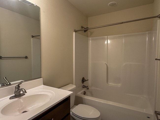 Building Photo - 106 N Main St