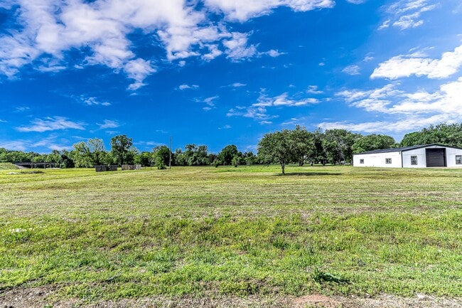 Building Photo - 215 Little Dogie Rd