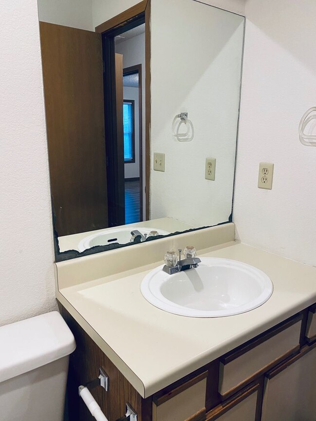 Building Photo - 2 Bed 2 Bath 1 Car Garage Flat Duplex- $30...