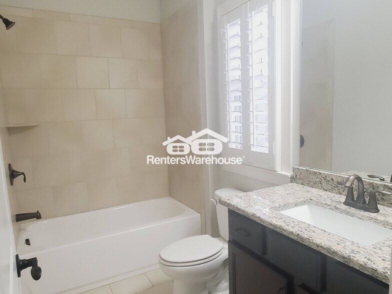 Building Photo - 922 Canterbury Ln NE