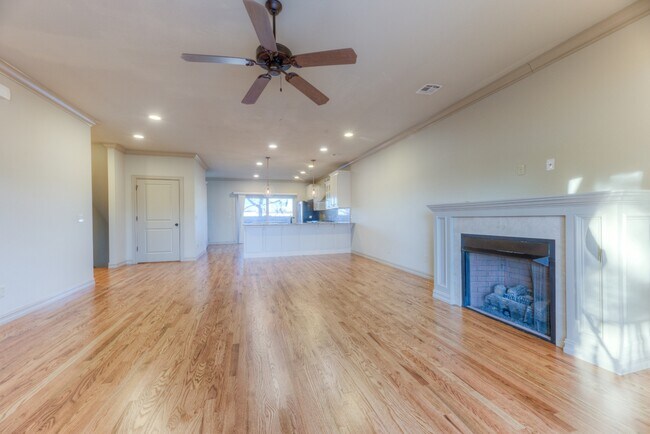 Building Photo - 1333 E 41st Pl